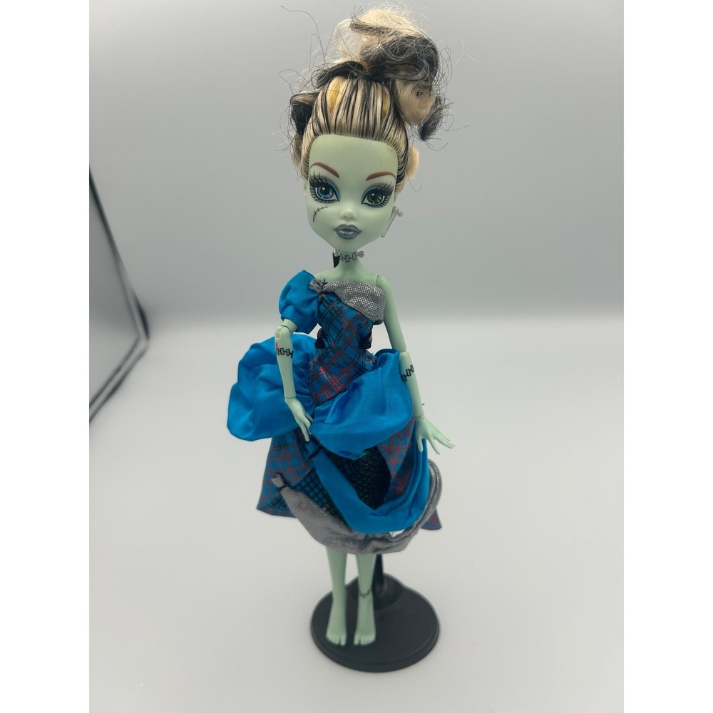 Monster High Scarily Ever After Frankie Stein Threadarella fashion doll